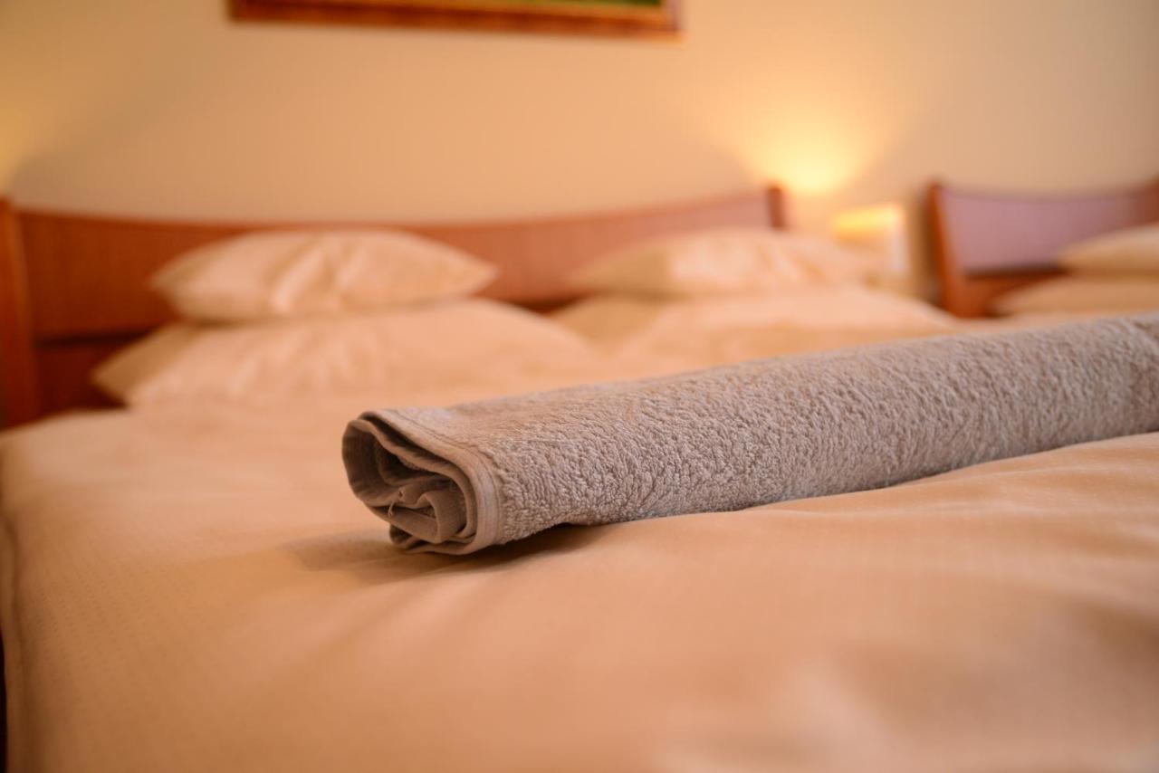 Szilvia Panzio Gyomaendrod Bed and Breakfast Buitenkant foto