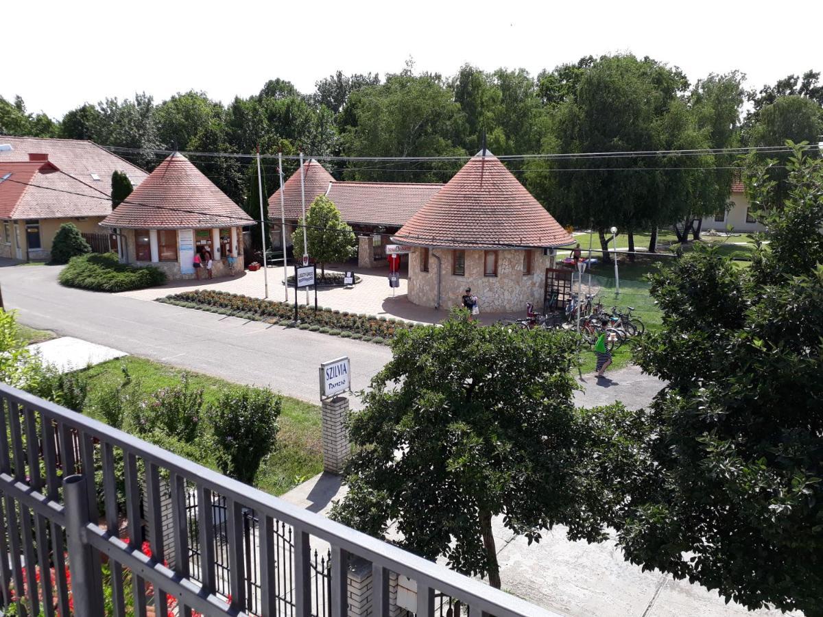 Szilvia Panzio Gyomaendrod Bed and Breakfast Buitenkant foto
