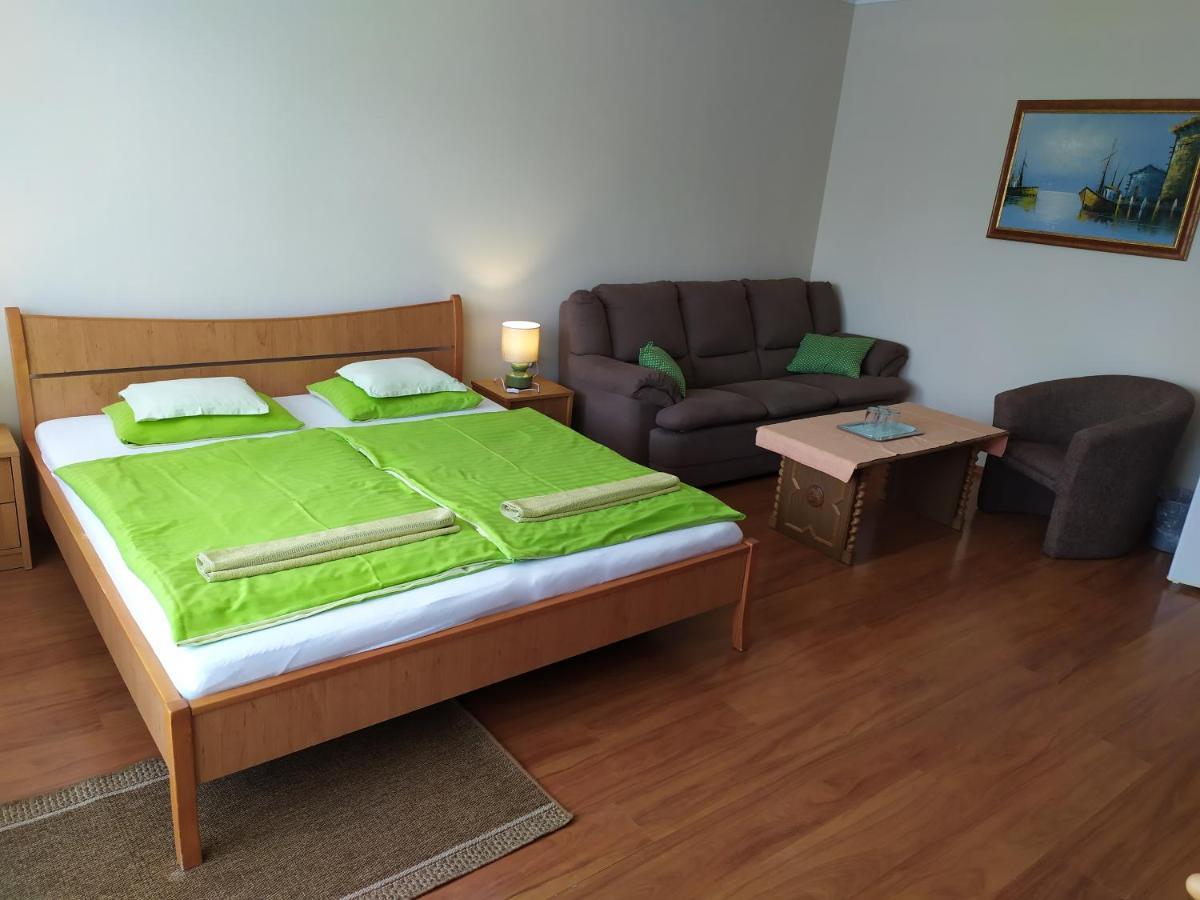Szilvia Panzio Gyomaendrod Bed and Breakfast Buitenkant foto