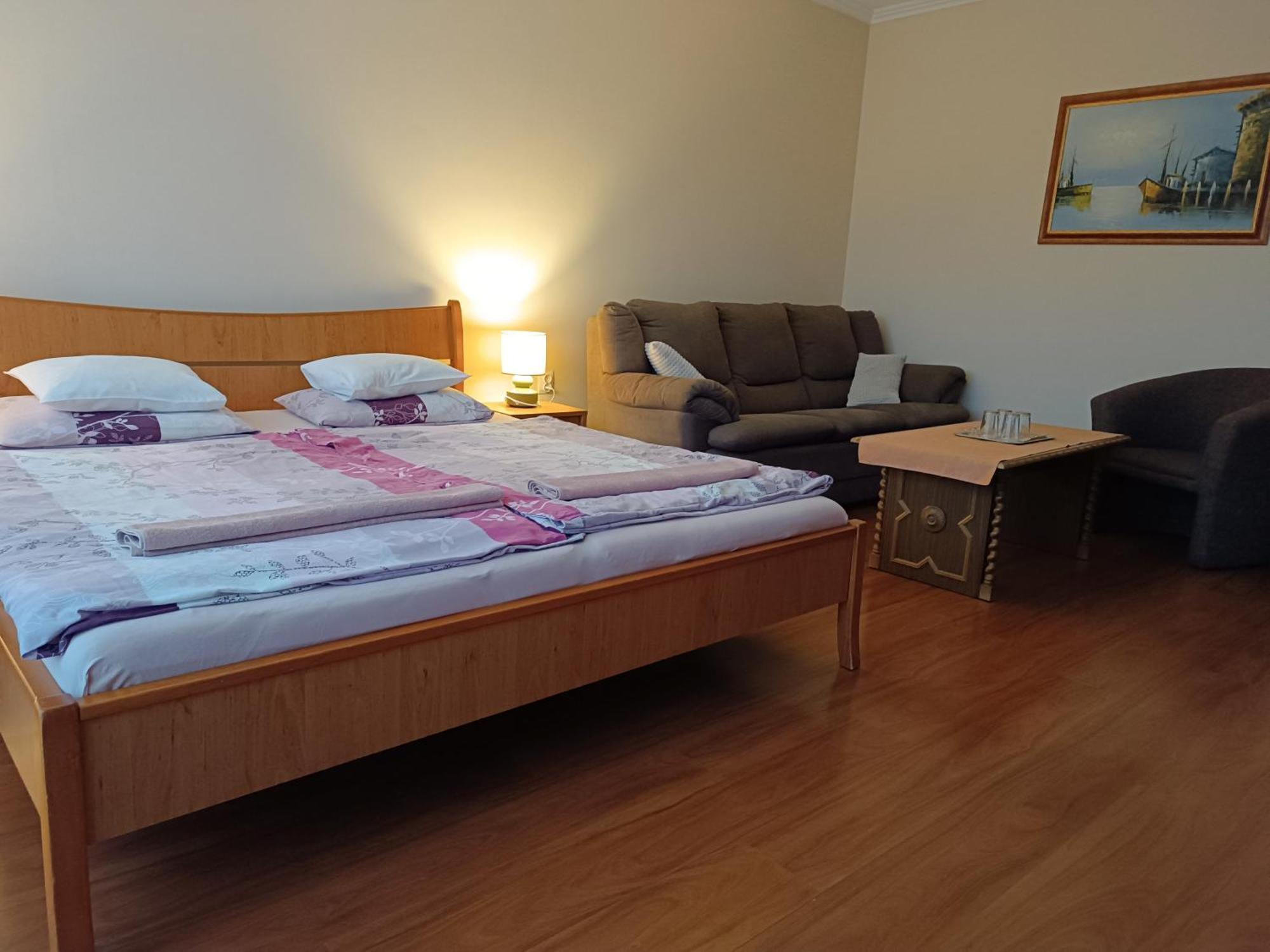 Szilvia Panzio Gyomaendrod Bed and Breakfast Buitenkant foto