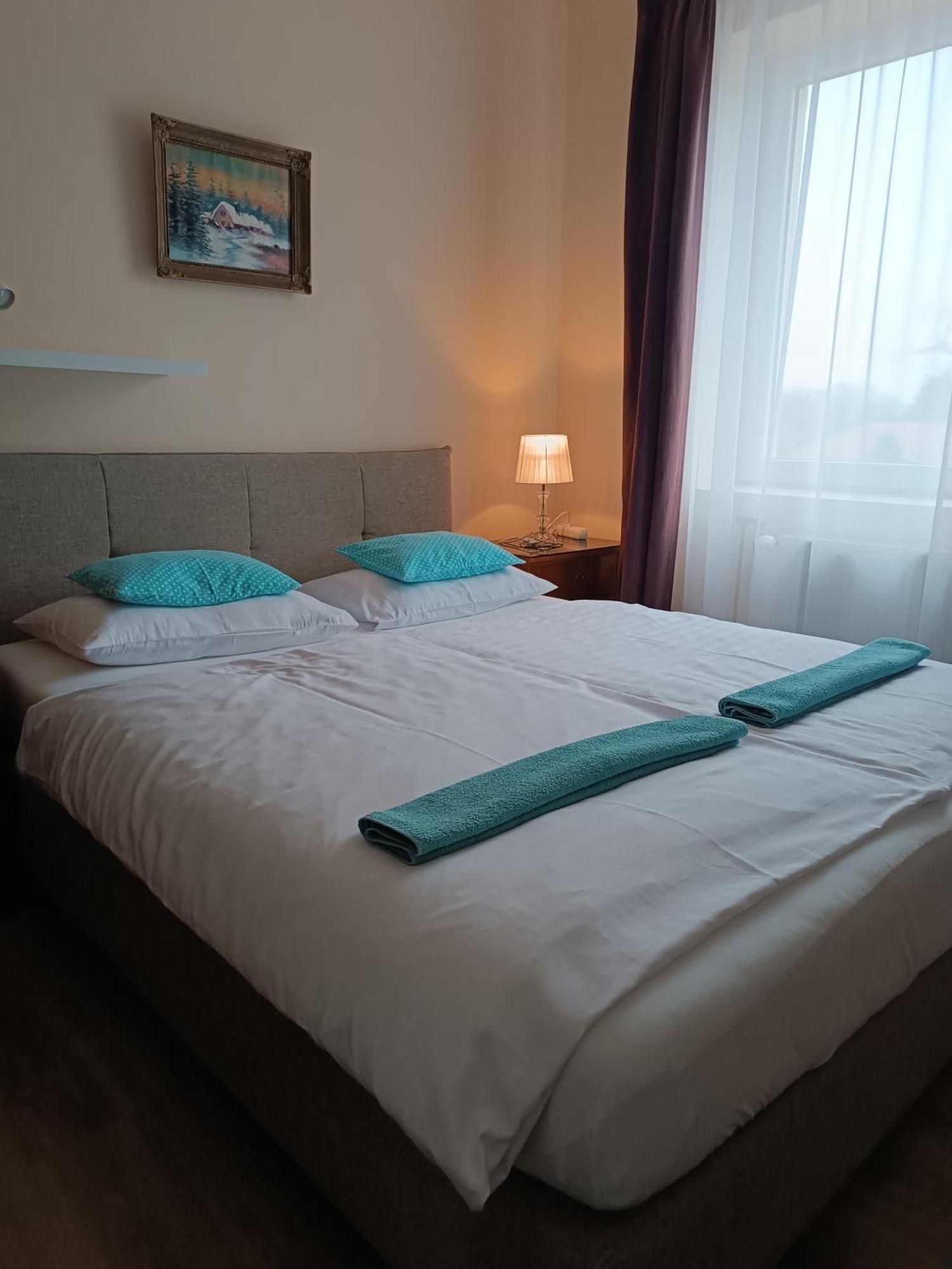 Szilvia Panzio Gyomaendrod Bed and Breakfast Buitenkant foto